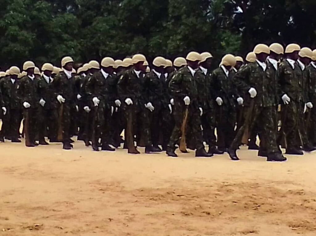 Camp Kemèbourema de Kindia , plusieurs jeunes soldats dotés de numéros matricules.