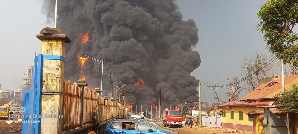 Incendie au dépôt de carburant à Conakry: 14 morts, 13 sur 18 bacs à hydrocarbures endommagés , probable délestages de l’électricité (Gouvernement)
