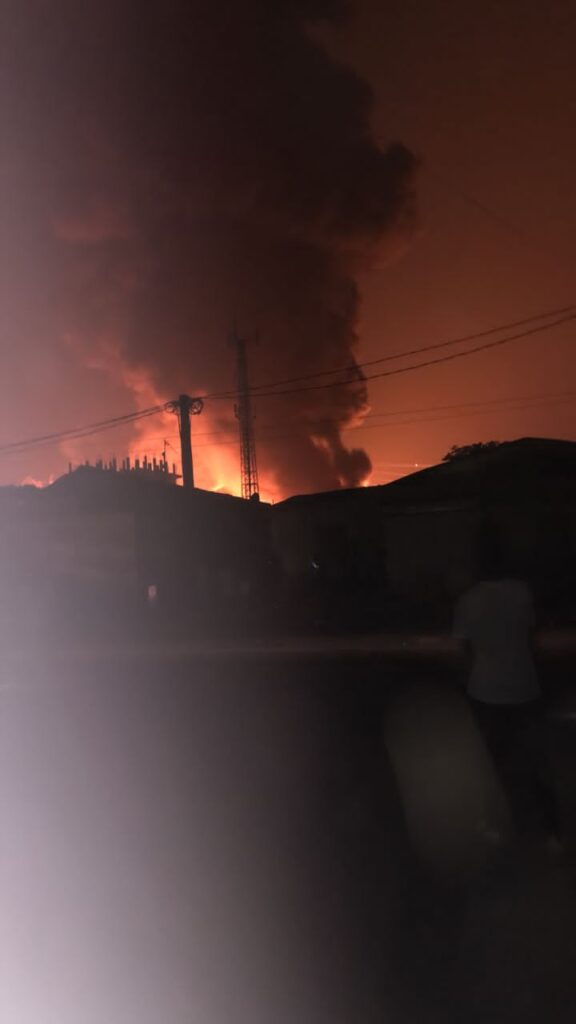Incendie au dépôt d’hydrocarbures à Conakry : « on a vu quelque chose de rouge passer vers le dépôt, et ça a fait Boum »