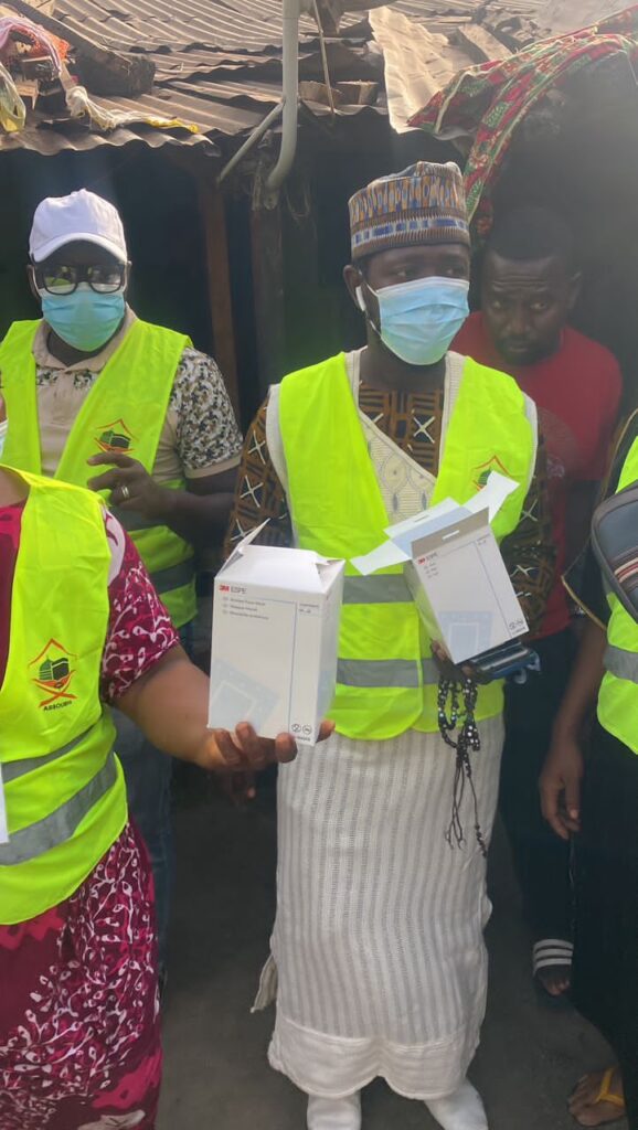Incendie au dépôt de carburant à Conakry : le groupe d’écoute Assoubaha de Nostalgie-Guinée vole au secours des victimes