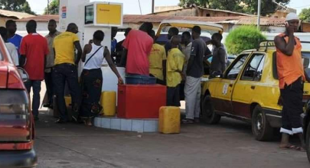 Guinée : de l’essence disponible désormais , les citoyens prennent d’assaut les stations-services à Conakry