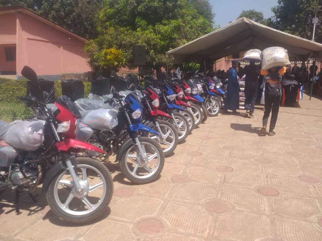 Kindia : El-hadj Wakil offre 5 tonnes de riz et 10 motos à la ligue islamique sous- prefectorale.