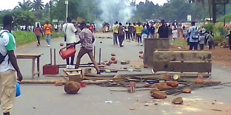 Université/ Kindia  : la mort d’un etudiant  provoque des jets de projectiles entre étudiants et forces  de l’ordre  .     