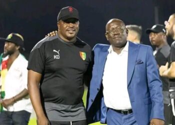 « Nous avons convenu avec les autorités de régler rapidement ses arriérés » dixit Bouba Sampil, président de la FGF, lors de sa rencontre avec Kaba Diawara, ancien sélectionneur du Syli.