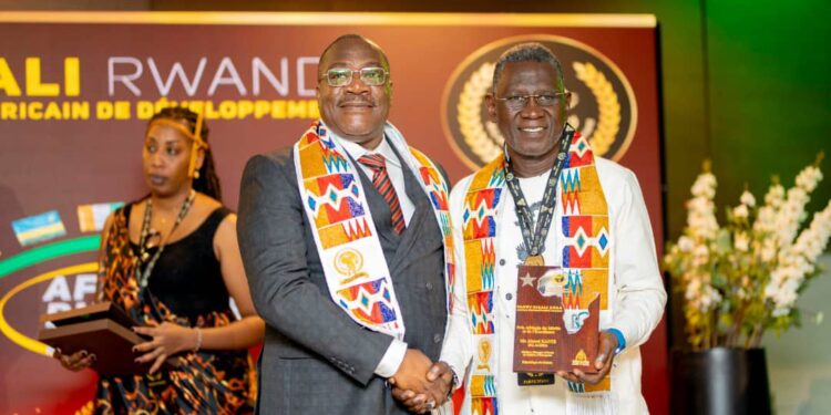 Le Guinéen Ahmed Kanté reçoit le « Prix du Mérite et de l’Excellence » à Kigali lors de l’Africa Business Forum