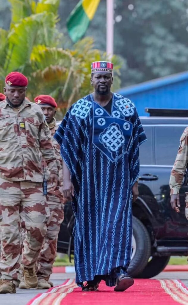 Mamadi Doumbouyah, l’homme qui, avec un zèle inédit, a osé retourner les projecteurs sur ses propres rangs, traquant sans relâche les « brebis galeuses » de son propre camp ( Abdoul Latif)