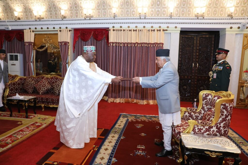 Guinéens de l’extérieur : l’ambassadeur de la Guinée présente sa lettre de créance au chef de l’État Népalais !