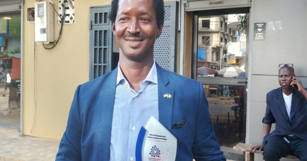 Prix de l’engagement démocratique et civique décerné par les États-Unis : le journaliste Alpha Abdoulaye DIALLO raffle le prix !