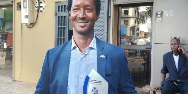 Prix de l’engagement démocratique et civique décerné par les États-Unis : le journaliste Alpha Abdoulaye DIALLO raffle le prix !