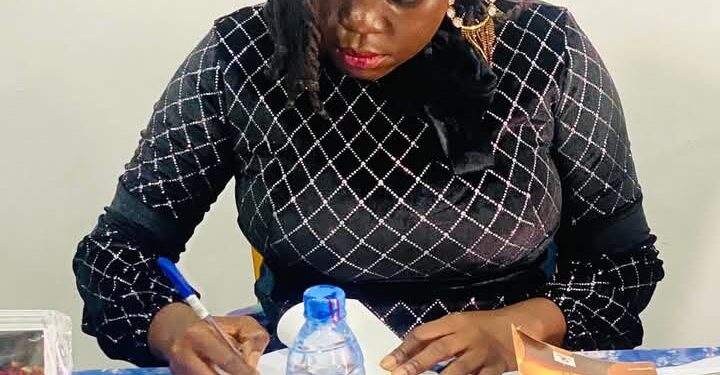 Littérature: la journaliste écrivaine Hassatou Lamarana Bah, fait une double dédicace
