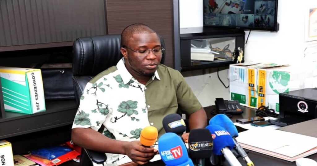 Guinée : l’écrivain Moussa Touré recadre Tierno Monènèmbo après sa sortie en France !