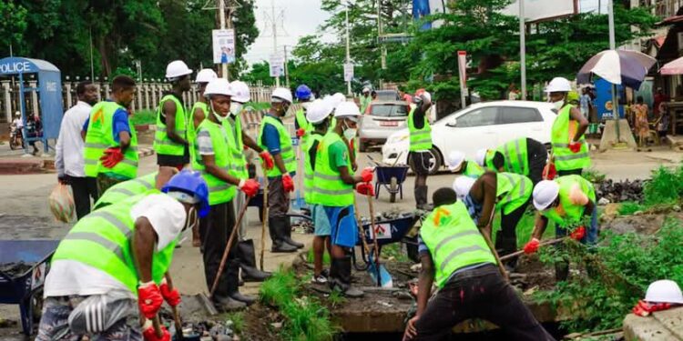 AGETIPE-Guinée : Une dynamique de développement impulsée par le Général Doumbouya et brillamment conduite par Aboubacar Kourouma