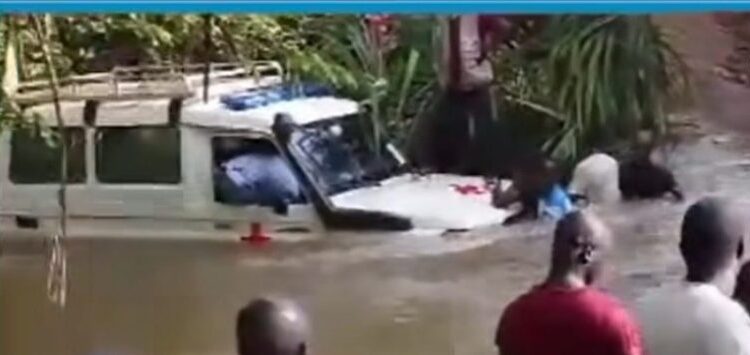 Koubia : en tentant de sauver une femme, une ambulance de l’hôpital emportée par l’eau