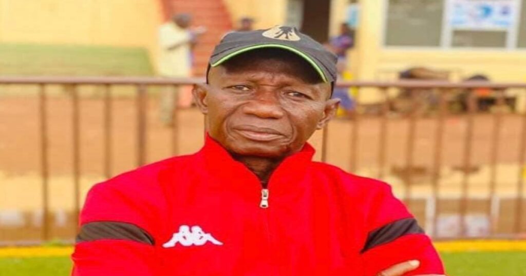 CHAN/ SYLI NAYIONAL : Mamadouba Sylla gauche apporte son expertise et encourage l’équipe .
