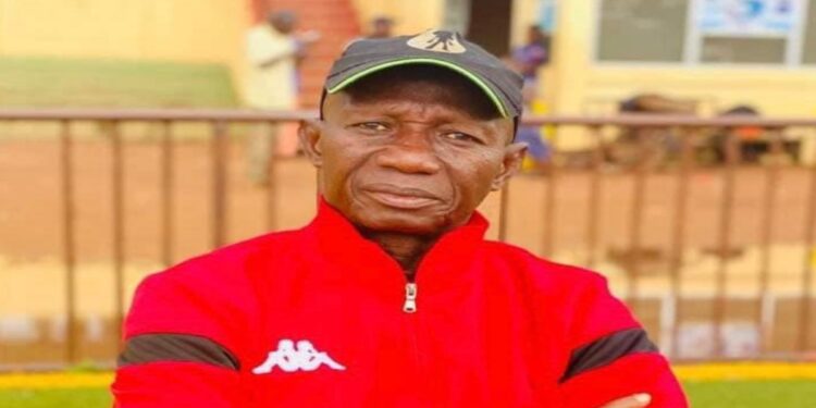 CHAN/ SYLI NAYIONAL : Mamadouba Sylla gauche apporte son expertise et encourage l’équipe .